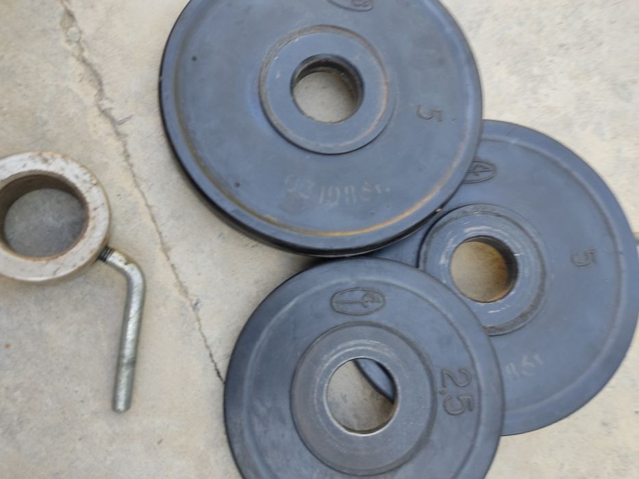 Штанга с прорезиненными дисками производство СССР.  Торг уместен .