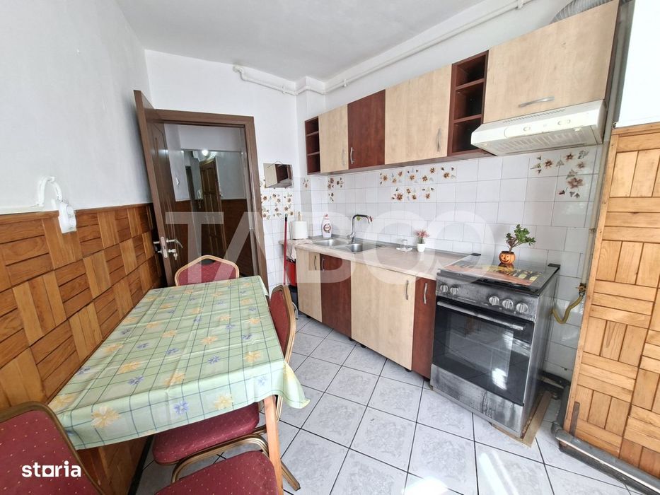 Apartament de inchiriat 2 camere zona Strand etaj 3 bucatarie separata