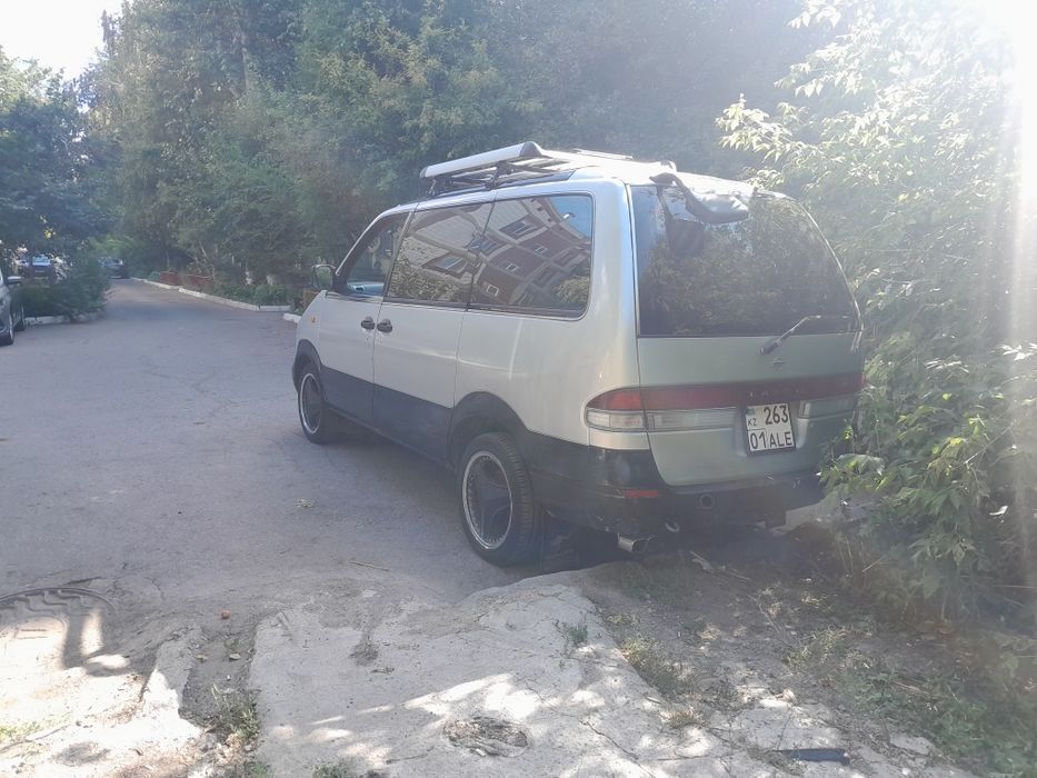 Минивэн Nissan Largo w30