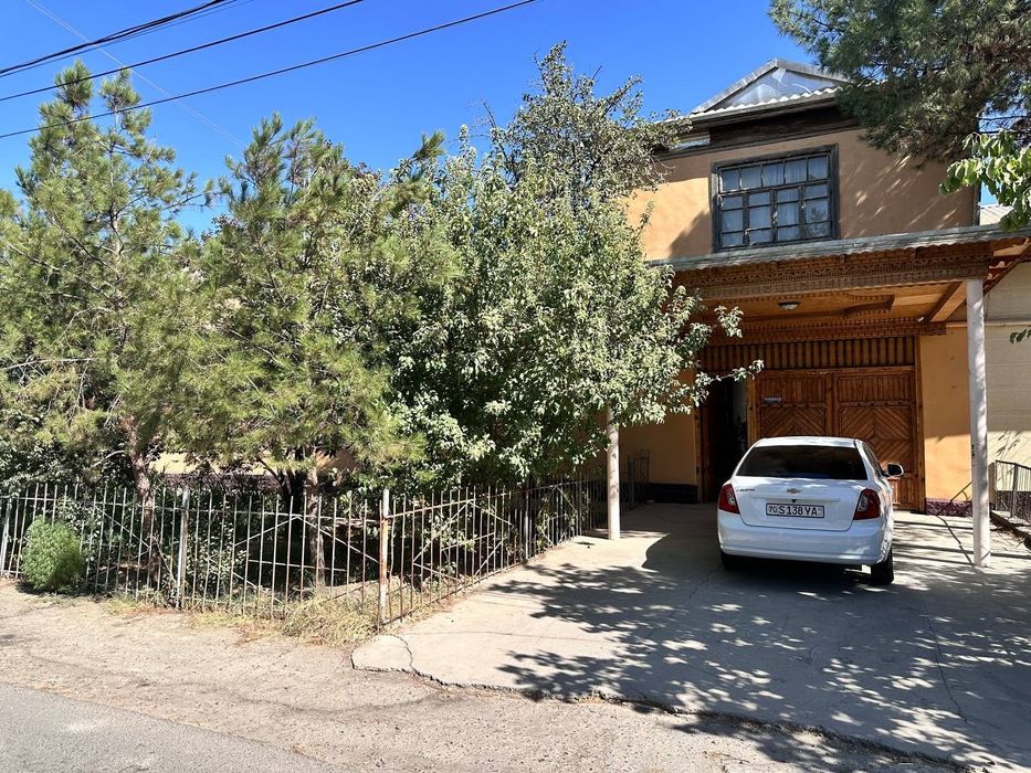 Карши шахарнинг марказидан 2 каватли  шинам ва катта майдонли ховли со