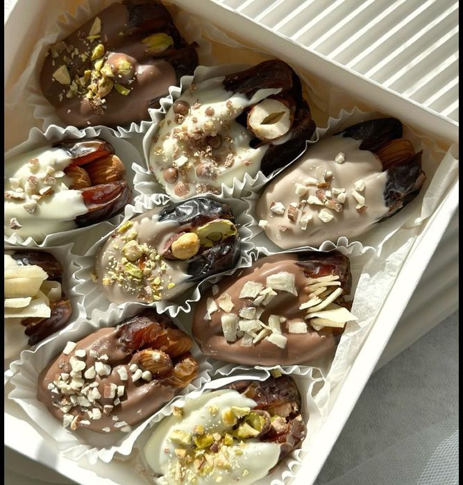 Клубника и финики в шоколаде