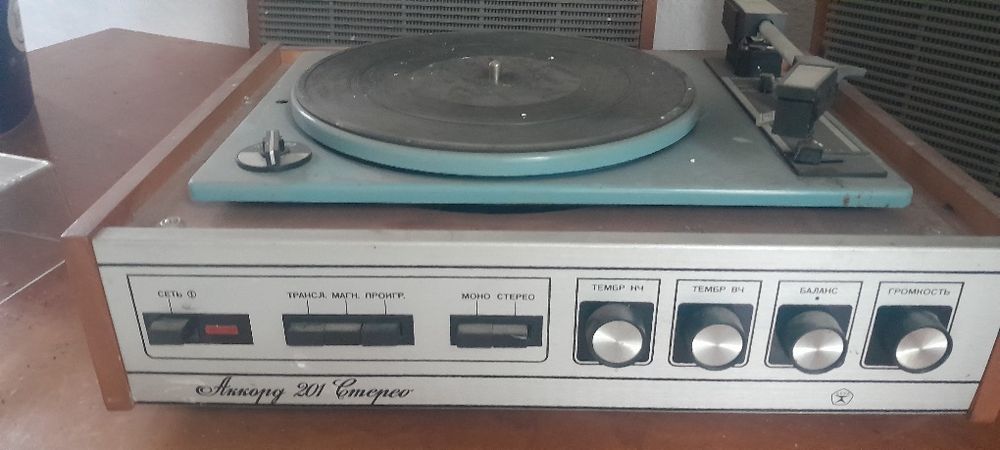 Проигрыватель   с колонками  !