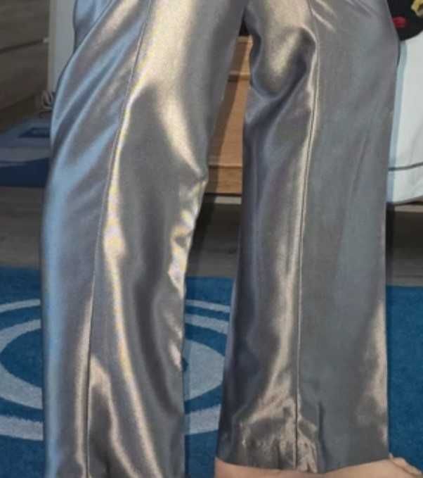 Pantaloni luciosi de costum, pentru barbati cu atractie la costume.