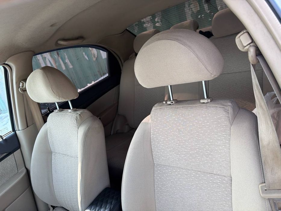 Nexia 3 oq sariq salon