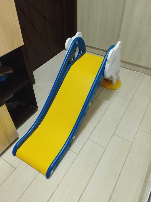 Детска пързалка.