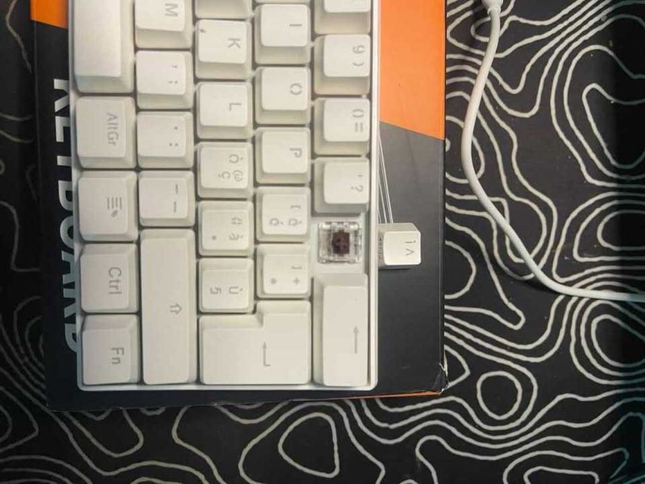 Продавам RK Royal Kludge RK61 Keyboard Нова :).