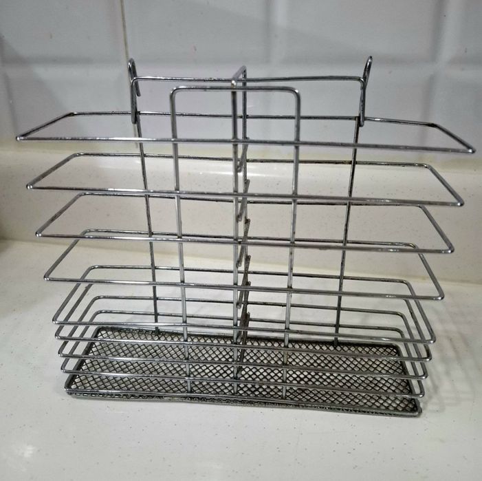 Пластиковая посуда,2 кухонных набора с подставкой,подставка,сушилка.