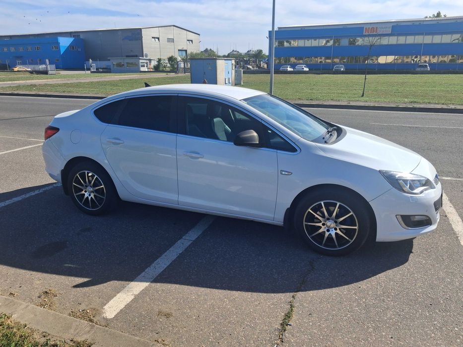 Opel astra sedan 2014