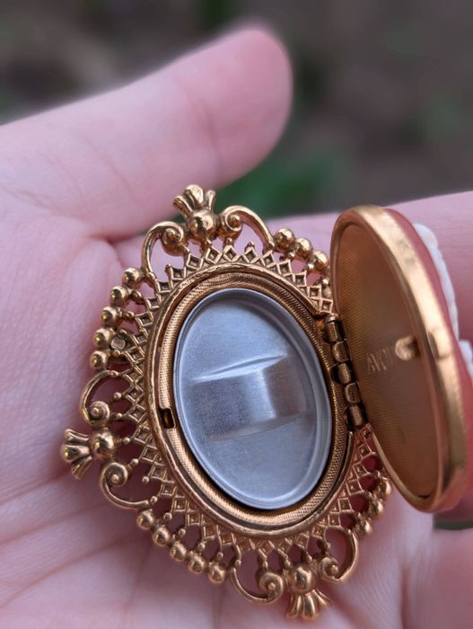 Veche brose camee, stil caseta, placata cu aur