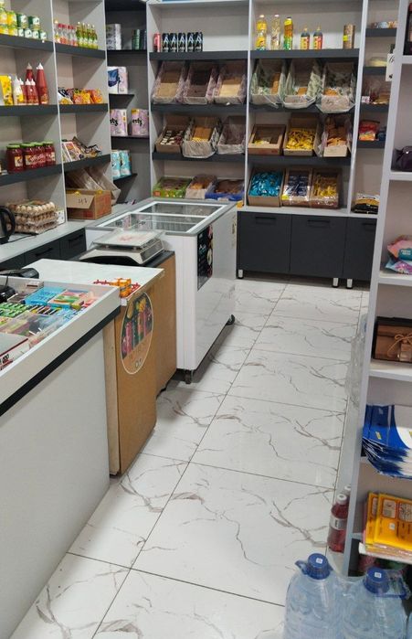 Срочни Магазин бизнес товарлари Билан сотилади