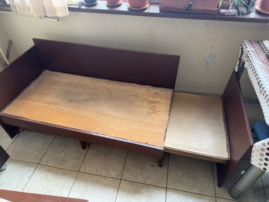 Малък разтегателен диван