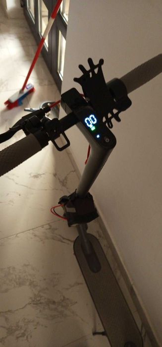 Vând două trotinete