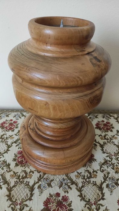 Огромен тежък стар свещник от масивно дърво подсилен с метал