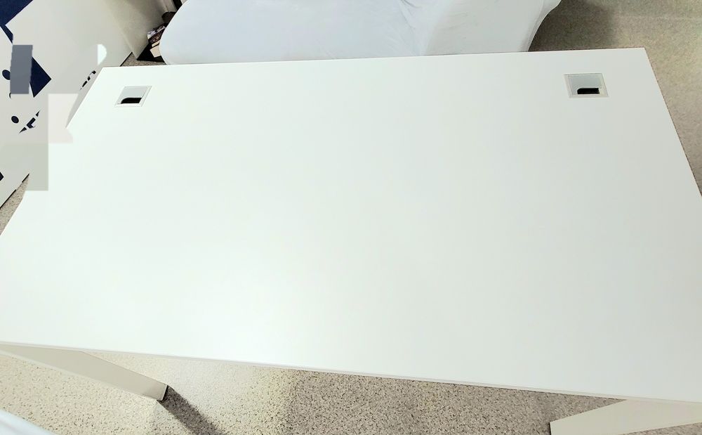 5 birouri albe cu doua orificii pentru cabluri