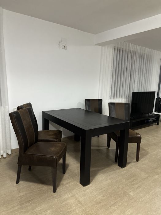 Masă din lemn extensibilă cu 8 scaune din piele