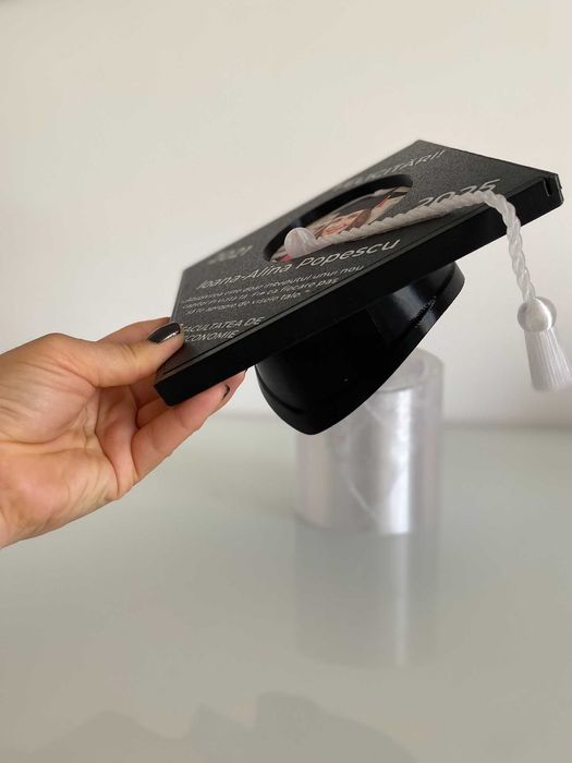 Ramă Absolvire 3D – Personalizată cu Nume, Promoție, Text – Cadou Unic