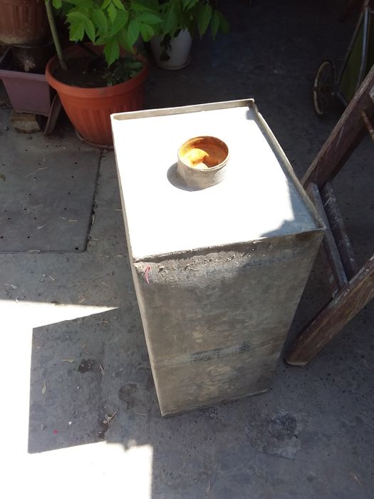 Бак железный оцинкованный с отверстием сверху, целый, непищевой.