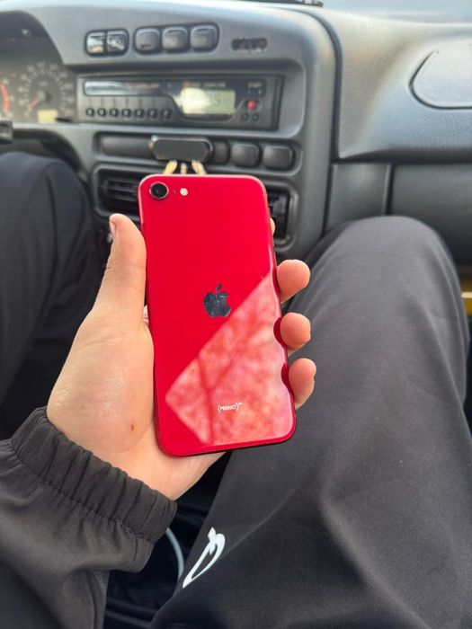 срочно продам Айфон SE 2020