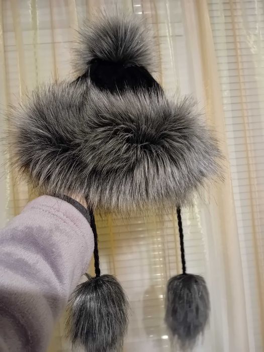 Зимна дамска шапка с изкуствен пух