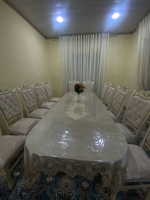 12 kishilik yangi stol stul komplekt srochna sotiladi. Narxi 5 mln