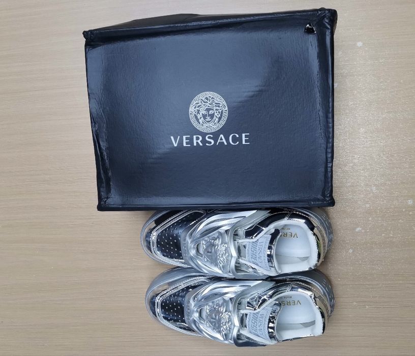 Adidasi Versace Odiseea