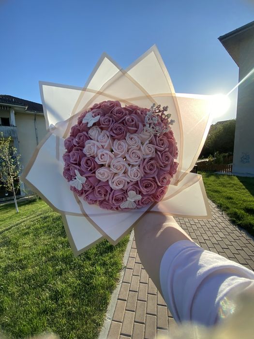buchet din trandafiri de sapun pentru iubitoaree de roz