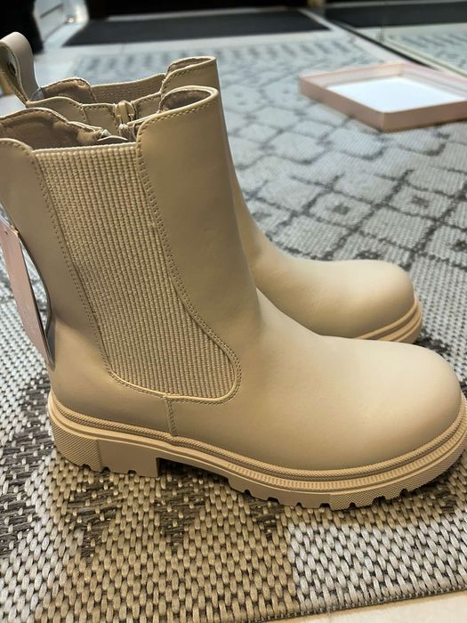 Дамски боти бежови