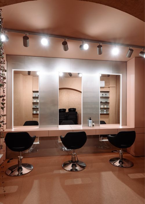 Predare salon la cheie-complet amenajat și utilat-Iaşi centru
