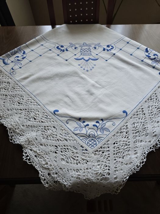 Винтидж ръчно бродирана покривка