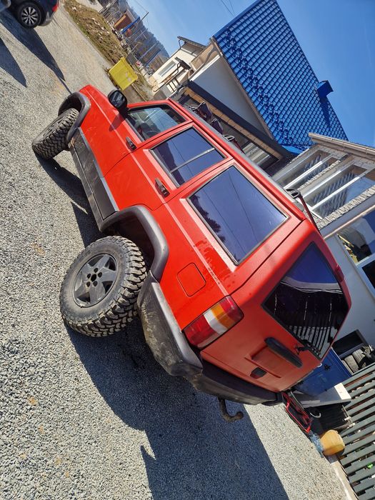 Vând jeep cherokee xj 2.5