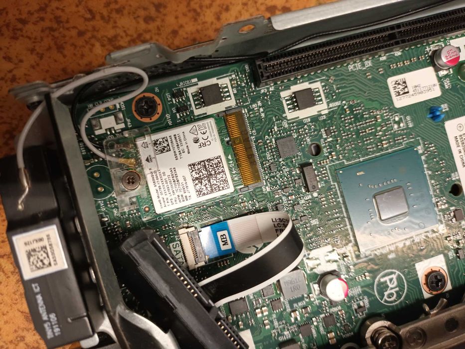Продавам мини компютър LENOVO M920Q