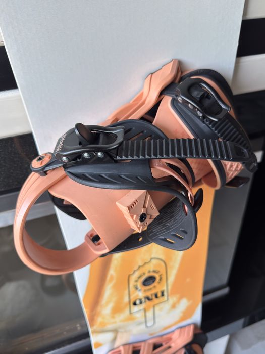 Сноуборд с автомати и каска