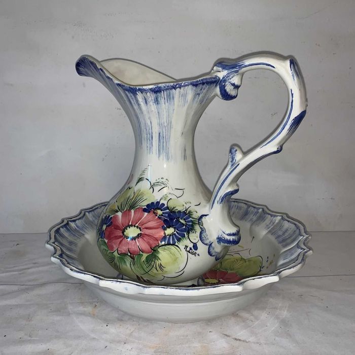 Lavoar cu carafa de apa