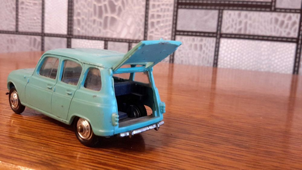 Пластмасова количка