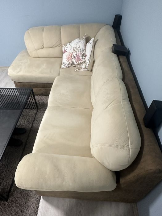 Ъглов диван.