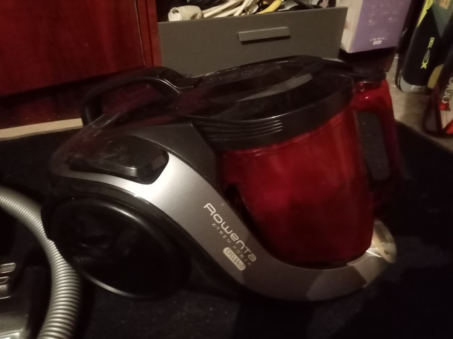 Aspiratoare cu fir Dyson și Rowenta