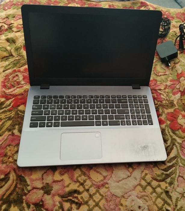Laptop ASUS.  An 2018