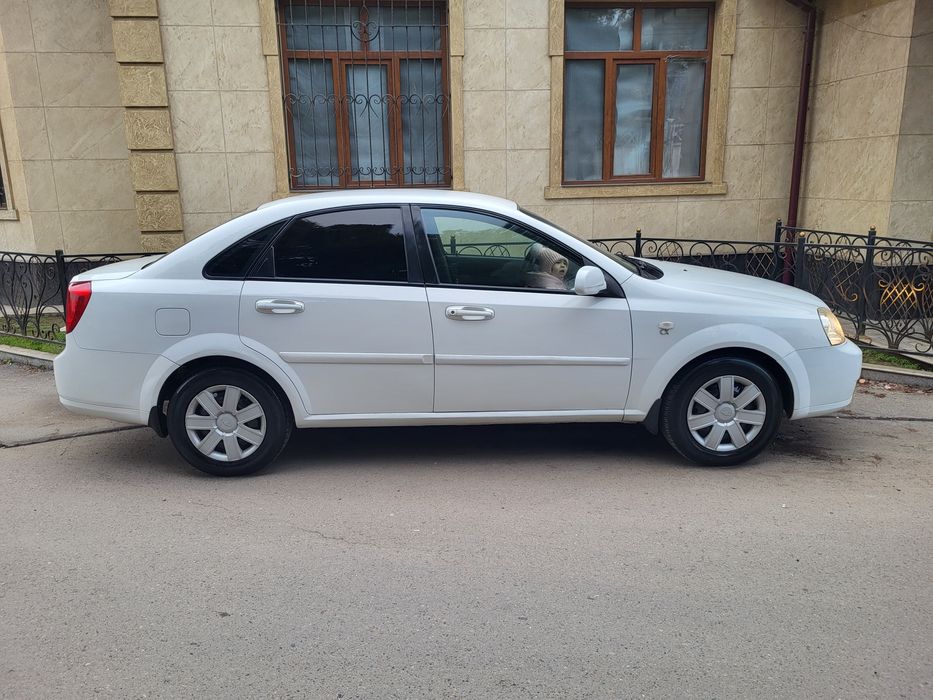 Lasetti 1.8 sotiladi