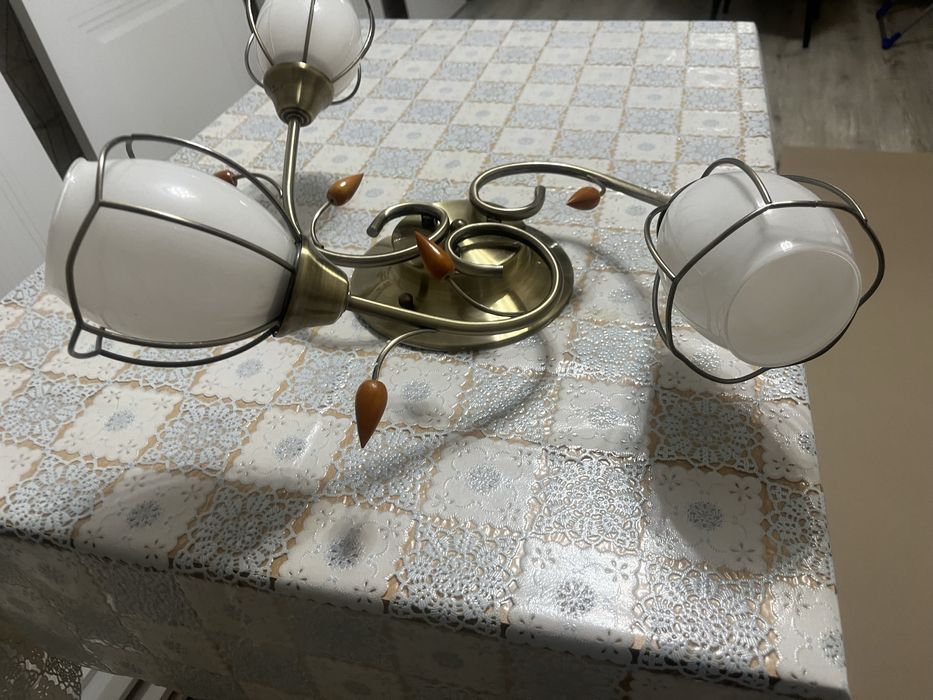 Продам люстру трехрожковую