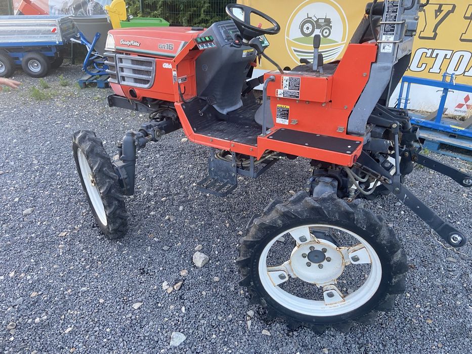 Tractor japonez Kubota dedicat pentru stropit
