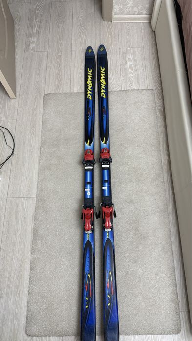 Продам лыжи и ботинки.