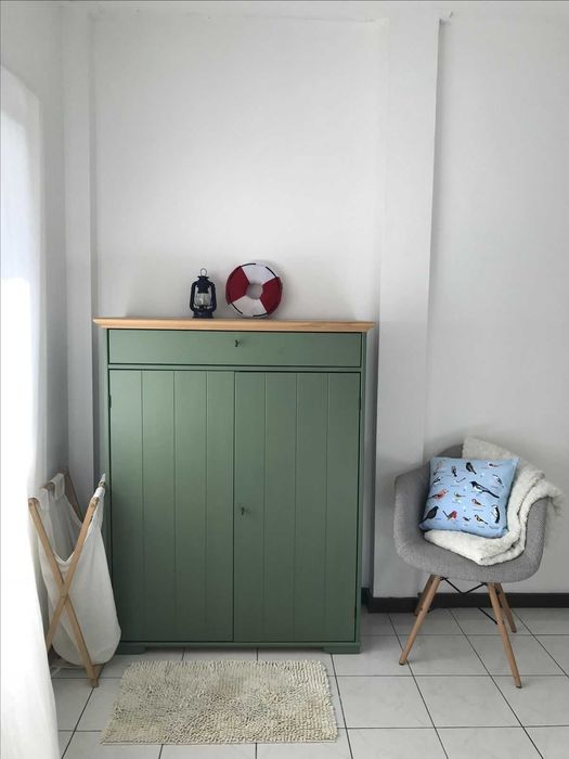 Масивен дървен шкаф/скрин IKEA HURDAL – естествено дърво и ретро стил