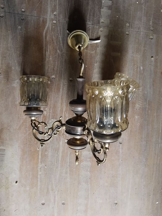 Продавам старинен полилей