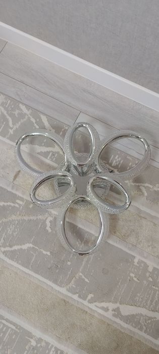 Продам люстру светильник