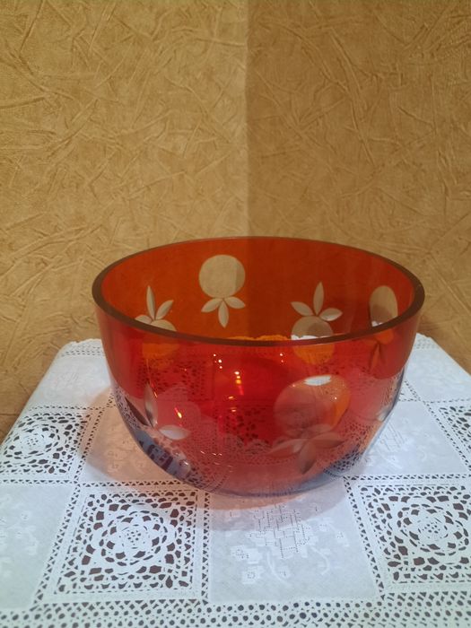 Очень красивая винтажная фруктовница, накладной рубиновый хрусталь, ал