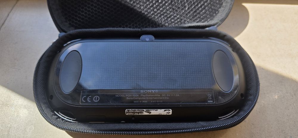 Sony PS Vita OLED (Model 1000) – Modată, Stare Foarte Buna + Husă Protecție