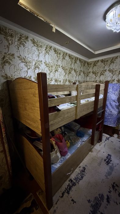 Стол, стул и Двухэтажный кровать состояние отличное