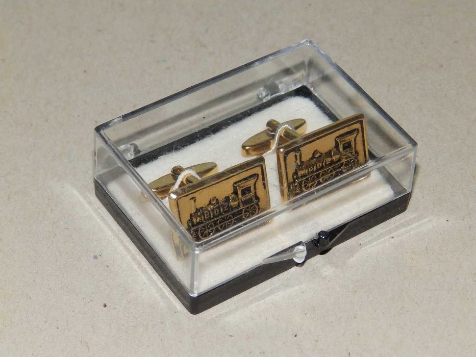 Стари предмети на различни цени, кутия, пагони, шише