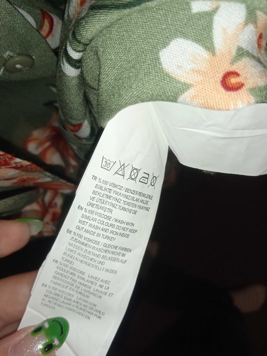 Лятна рокля с флорални елементи