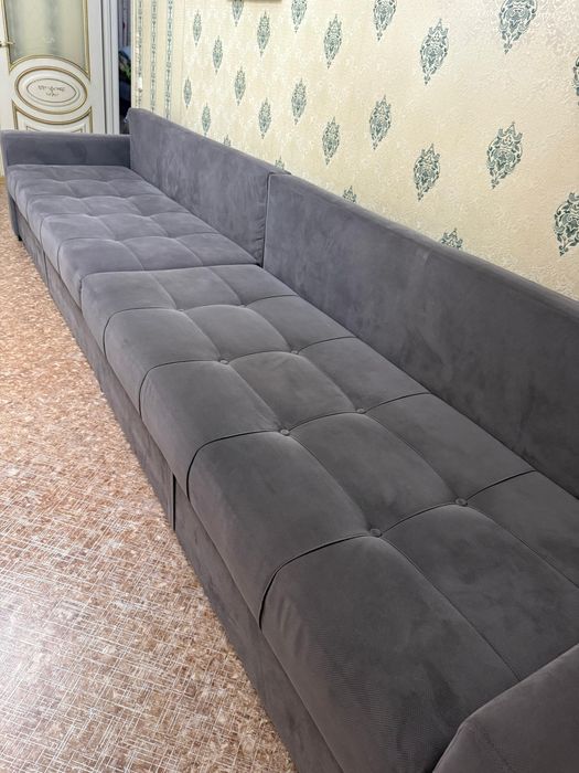 Диван темно серого цвета